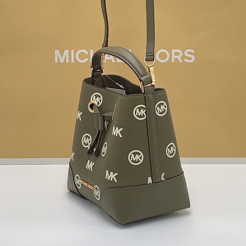 MICHAEL KORS
Mercer Small Logo Embossed Leather
Bucket Bag OLIVE COLOR - Picture 6 of 15